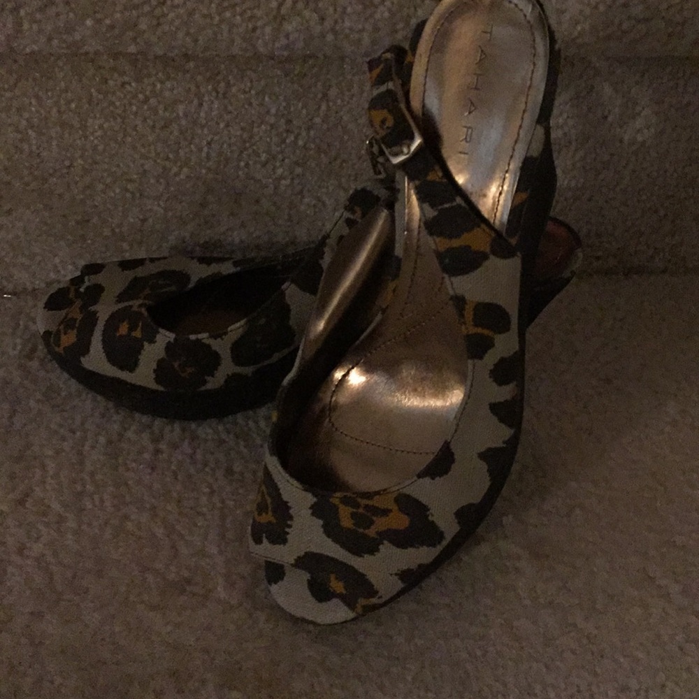 NWOT Tahari animal print wedges Sz 8.